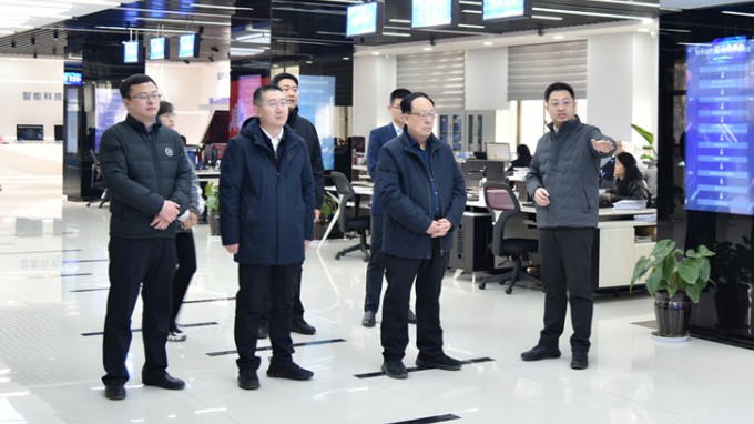 張佩峰一行在蘭州科技大市場(chǎng)考察調(diào)研